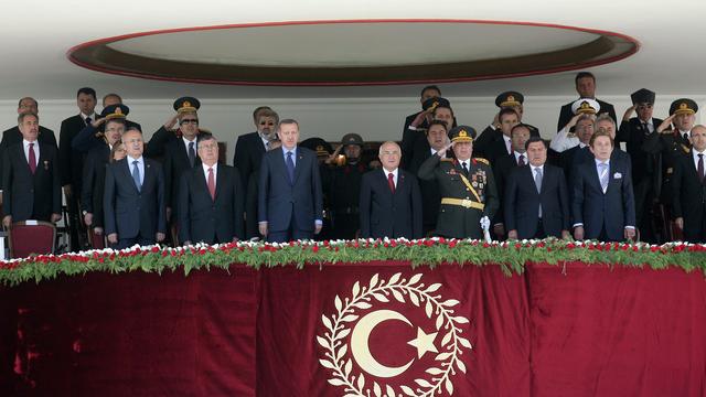 Le premier ministre Recep Tayyip Erdogan, des membres de son gouvernement et de l'armée assistent à un défilé militaire commémorant le 90e anniversaire de la défaite de l'armée grecque à la bataille de Dumlupinar le 30 août en 1922. [AFP - ADEM ALTAN]