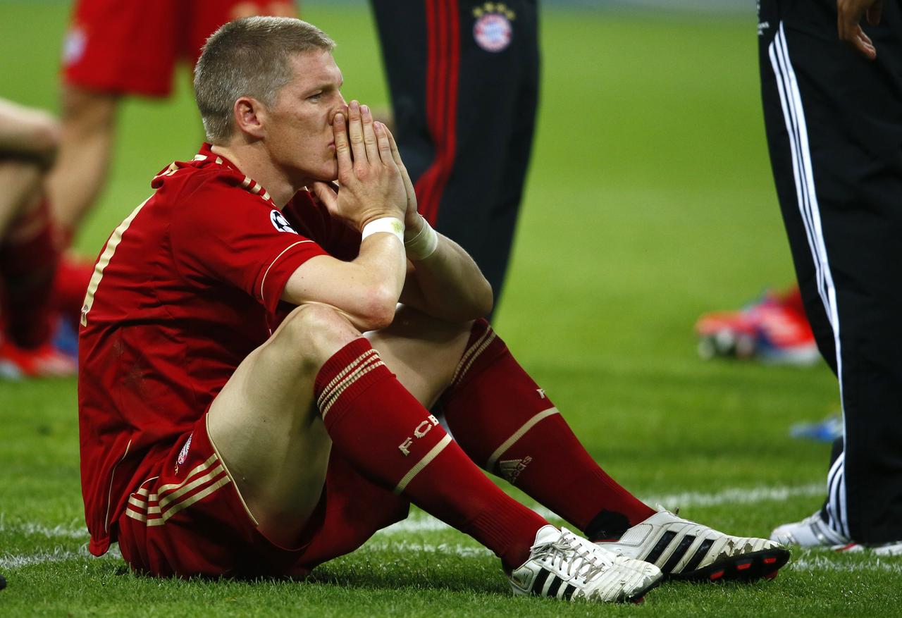 Bayern Munich's Bastian Schweinsteiger reacts after being defeated by Chelsea at penalty shootout during their Champions League final soccer match at the Allianz Arena in Munich May 19, 2012. REUTERS/Kai Pfaffenbach (GERMANY - Tags: SPORT SOCCER) [Kai Pfaffenbach]