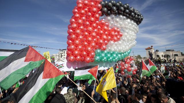 Pour célébrer la reconnaissance de leur Etat à l'ONU, les Palestiniens ont construit un drapeau avec des ballons. [AHMAD GHARABLI]