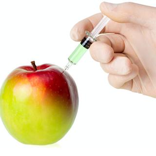 En Suisse, seules les denrées qui contiennent plus de 0,9% de matériel transgénique doivent porter l’indication "génétiquement modifié". pomme seringue OGM science fruit [Dmitry Naumov]