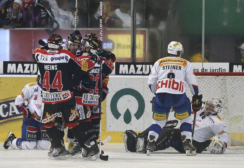 Les Fribourgeois se congratulent après le 3-0 inscrit par Knoepfli. [KEYSTONE - PETER SCHNEIDER]