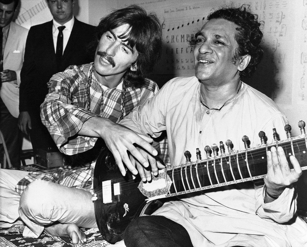 George Harrison des Beatles en compagnie de son mentor musical Ravi Shankar (à droite). [AP File Photo]