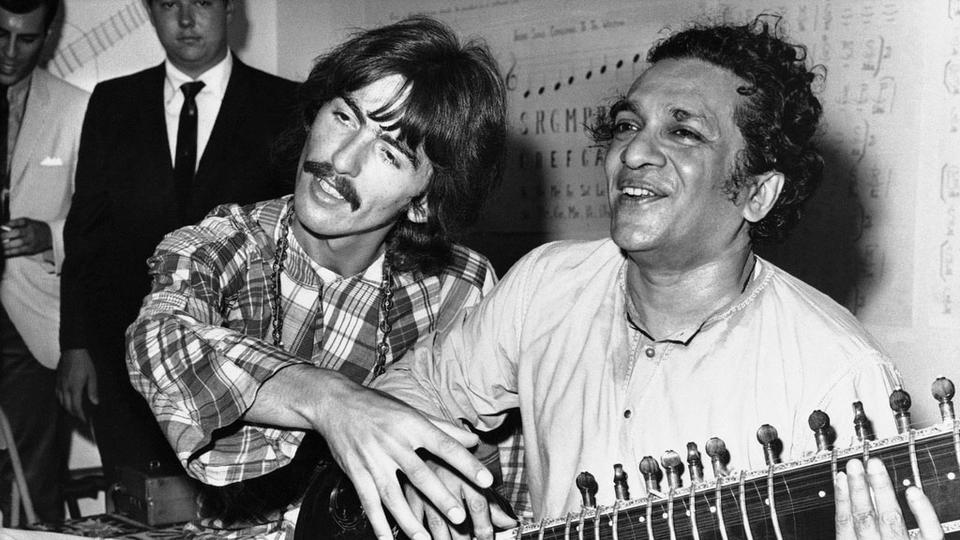 George Harrison des Beatles en compagnie de son mentor musical Ravi Shankar (à droite). [AP File Photo]