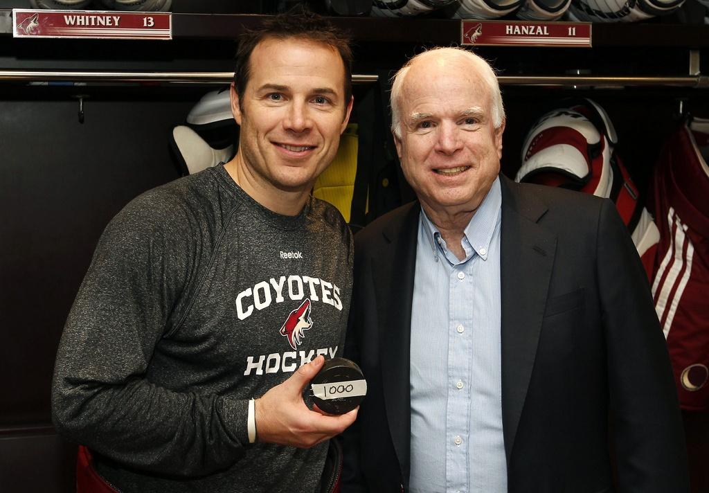 Ray Whitney partage la joie de son 1000e point avec le sénateur John McCain. [Keystone - Ross D. Franklin]