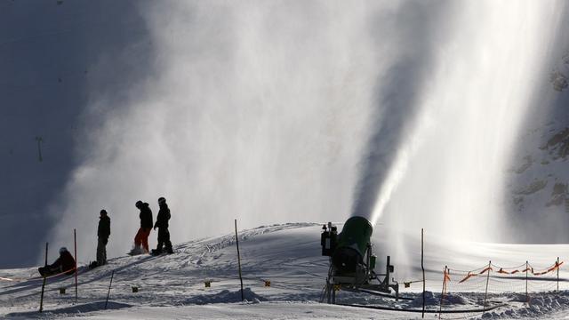 Les canons à neige équipent une bonne partie des domaines skiables de Suisse, mais déjà de nouvelles techniques d’enneigement artificiel se développent. [Martin Ruetschi]