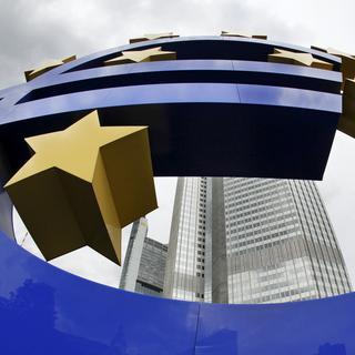 Le symbole de l'euro devant le siège de la Banque centrale européenne à Francfort. [Michael Probst]