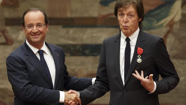 Paul McCartney montre sa légion d'honneur reçue des mains du président François Hollande. [Philiippe Wjazer]