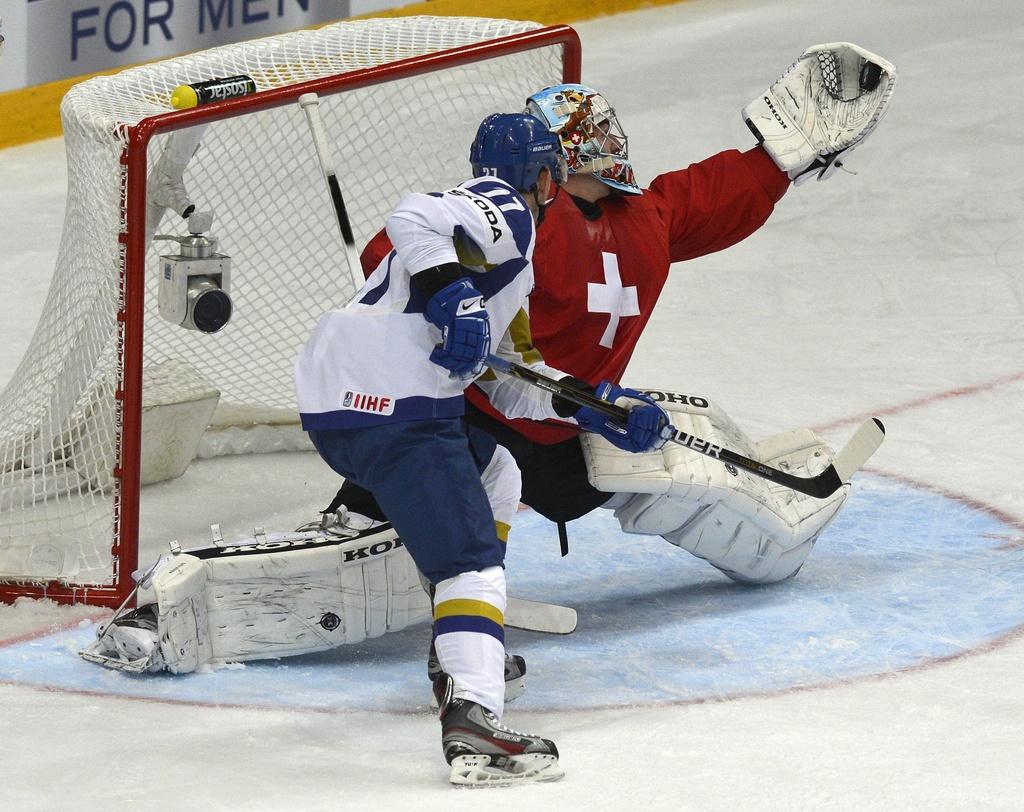 Intraitable contre les Kazakhs, Reto Berra devra également réussir des prodiges contre la Finlande. [KEYSTONE - PETER SCHNEIDER]