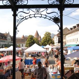 Le marché au centre ville de Bulle. [www.la-gruyere.ch]