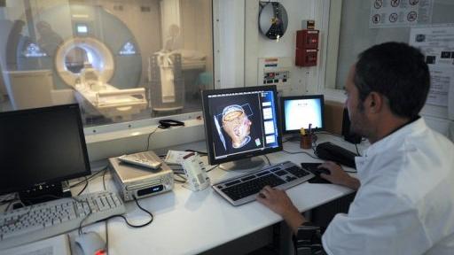 Un médecin observe les images d'un cerveau obtenues par IRM, au Cemerem de Marseille, en 2008.