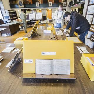 Des visiteurs lors de la Journée suisse des archives, ce samedi 3 novembre, à l'Ancien Arsenal de Genève. [Yannick Bailly]