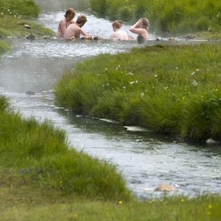 Baignade dans une source d'eau chaude, près de Hveragerdi. [Hemis.fr / AFP - Gregory Gerault]