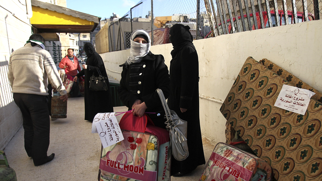 Réfugiés syriens pris en charge par une organisation de charité qatarie à Amman. [Ali Jarekji]