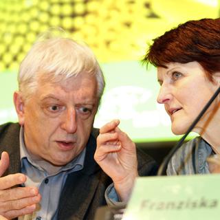 Le président du parti, Ueli Leuenberger, ici en discussion avec la vice-présidente Franziska Teuscher, a critiqué le modèle de société actuel. [Keystone - Urs Flueeler]