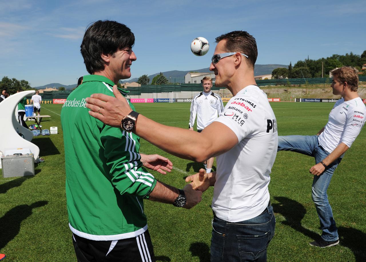 Michael Schumacher est allé souhaiter bonne chance à l'Allemagne et son sélectionneur Joachim Löw. [Reuters - Pool New]