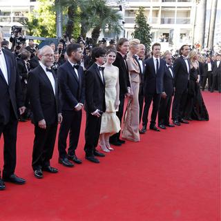Le réalisateur Wes Anderson (au centre) avec les acteurs de son film "Moonrise Kingdom", le 16 mai 2012 à Cannes. [GUILLAUME HORCAJUELO]