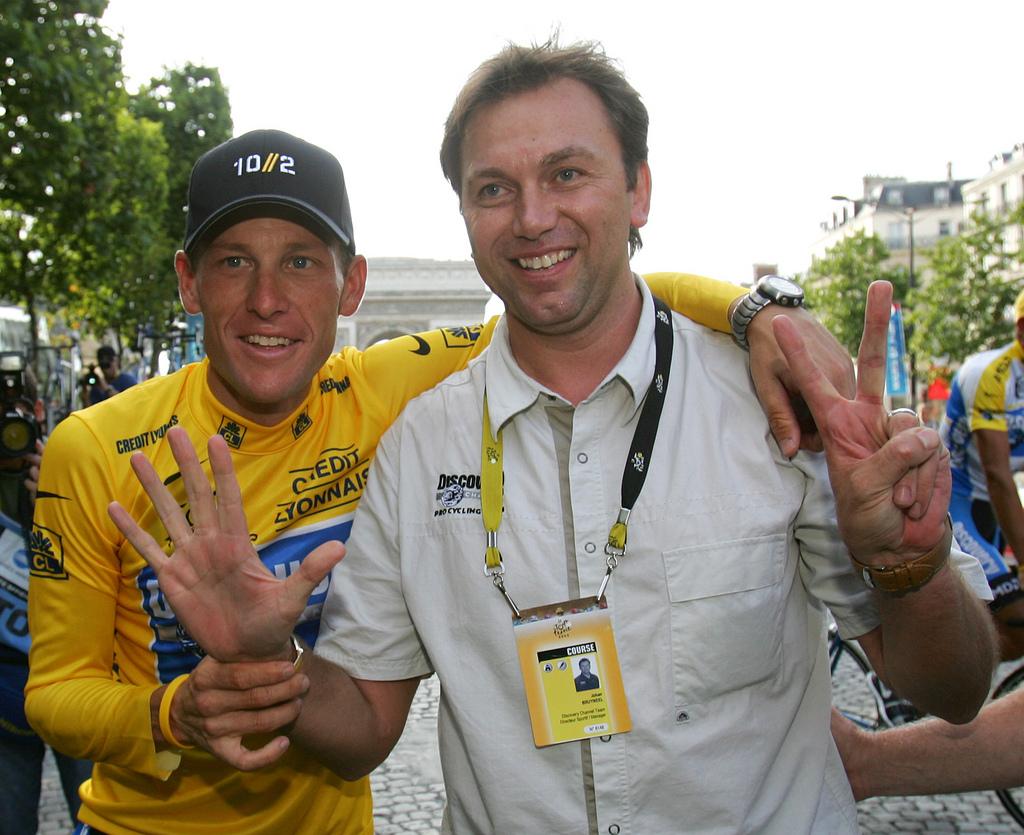 Armstrong pose ici avec Johan Bruyneel. Ce dernier est également dans le collimateur de l'USADA. [ALESSANDRO TROVATI]