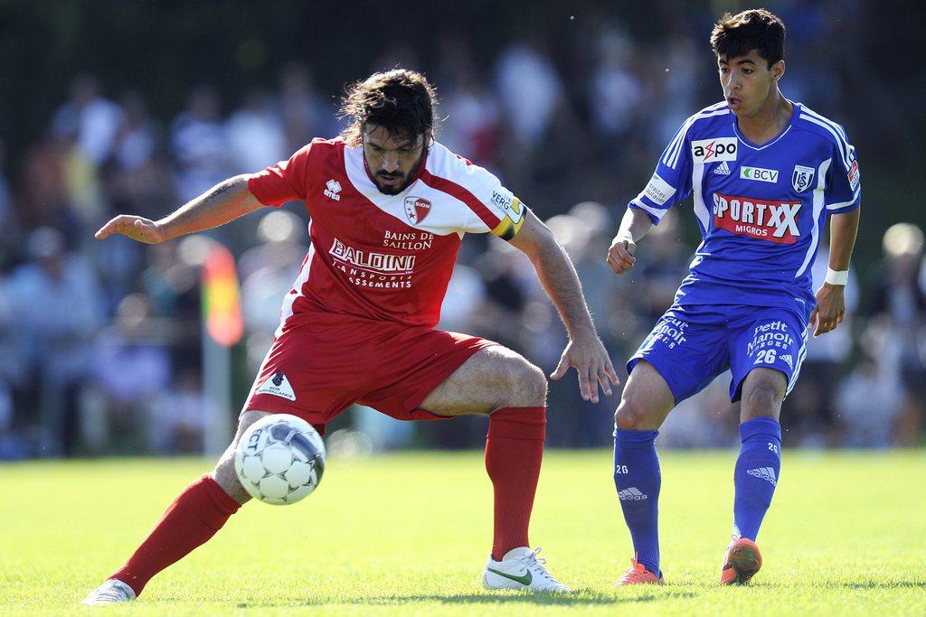 Le Lausannois Khelifi face à la star sédunoise Gattuso en match amical. [KEYSTONE - JEAN-CHRISTOPHE BOTT]