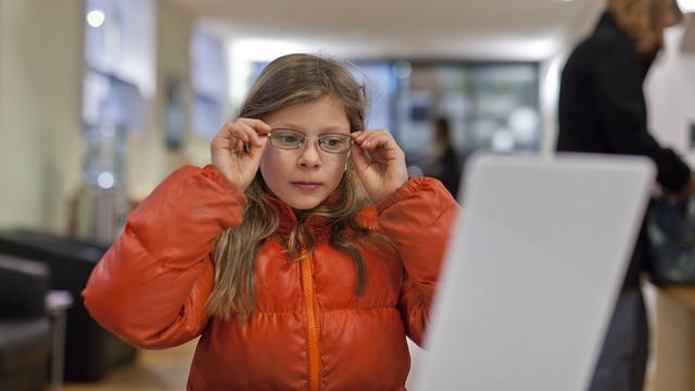 Sur décision de Didier Burkhalter, les enfants ne se voient pas remboursées leurs lunettes par les caisses maladie. [KEYSTONE - Gaetan Bally]