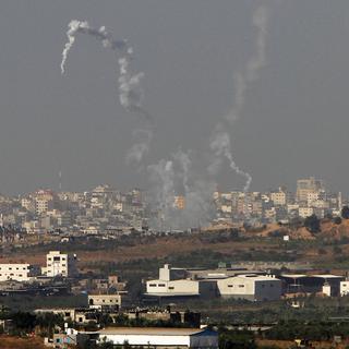 Les tirs de roquettes depuis le nord de Gaza en direction d'Israël laissent apparaître des panaches de fumée. [Amir Cohen]
