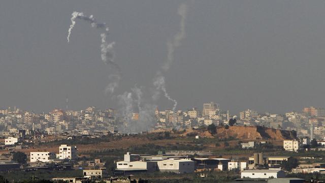 Les tirs de roquettes depuis le nord de Gaza en direction d'Israël laissent apparaître des panaches de fumée. [Amir Cohen]