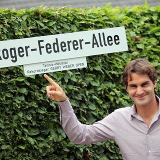 Roger Federer dispose désormais d'une allée en son nom à Halle. Celle qui mène vers un 6e sacre? [Keystone - OLIVER KRATO]
