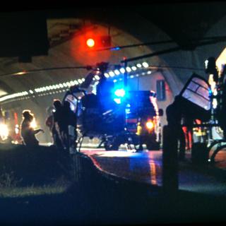 Deux hélicoptères, dépêchés pour évacuer les blessés, posés à l'entrée du tunnel de Sierre. [Rafaël Poncioni]