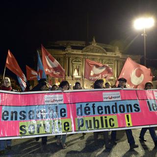 Manifestation à Genève contre les économies prévues dans le cadre du projet de budget 2013. [Martial Trezzini]