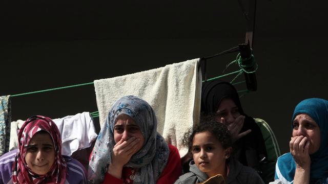 Des centaines de Palestiniens ont participé lundi à Gaza aux funérailles des neuf membres de la même famille, tués la veille par une frappe israélienne sur leur maison.