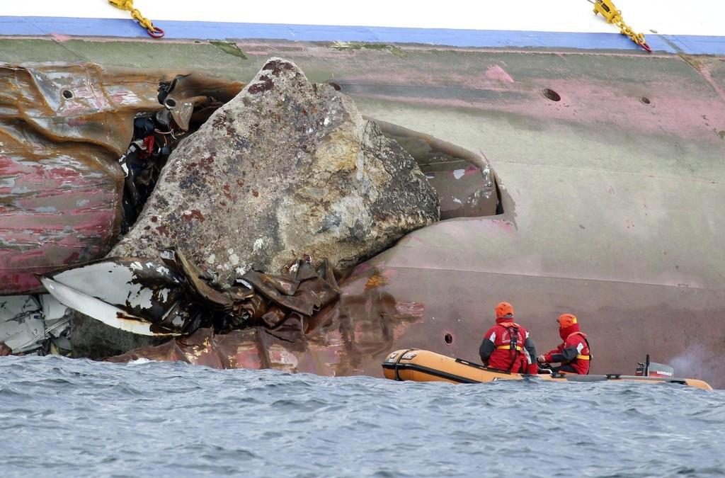 Cet énorme rocher encastré dans la coque du navire témoigne de la violence du choc. [Andrea Sinibaldi]