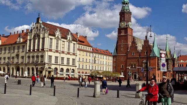 Quatrième ville de Pologne avec 633'000 habitants, Wroclaw (Breslau en allemand) enjambe l'Oder avec une douzaine de ponts. Créée au IXe siècle est l'une des plus ancienne ville du pays. La cité a été désignée pour être la capitale européenne de la culture en 2016. [EPA - Maciej Kulczynski]