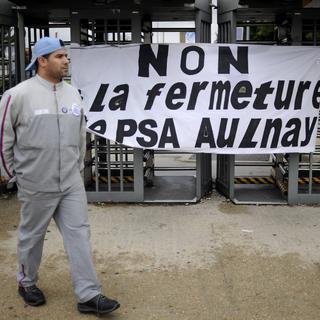 Les employés de PSA d'Aulnay ont fait grève devant leur usine jeudi. [EPA - Yoan Valat]