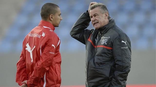 Ottmar Hitzfeld, en discussion avec son capitaine Goekhan Inler, s'inquiète du temps de jeu famélique de ses joueurs en club.