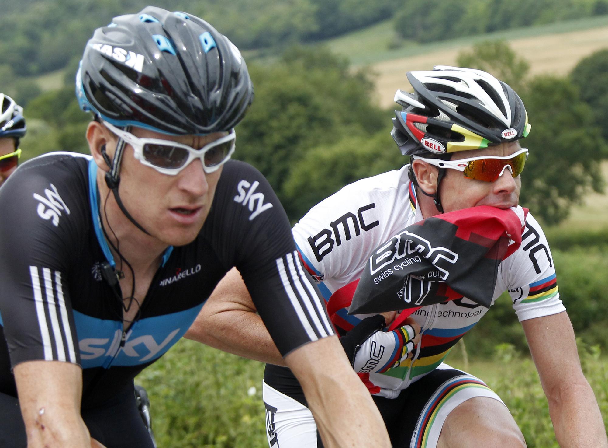 Bradley Wiggins (au 1er plan) et Cadel Evans vont se mesurer une 1ère fois avant le Tour de France. [Reuters - Eric Gaillard]