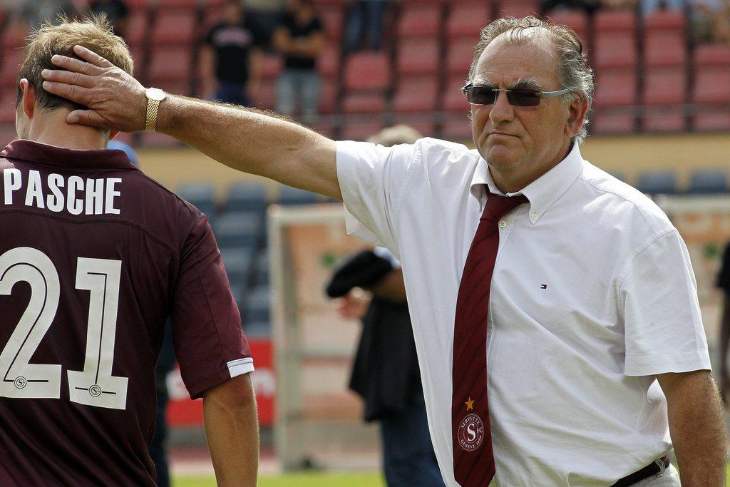 Le coach servettien console ses joueurs après la claque reçue face au LS ce dimanche. [KEYSTONE - SALVATORE DI NOLFI]