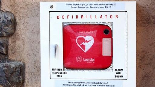 Un défibrillateur, appareil portable qui délivre un choc électrique si nécessaire