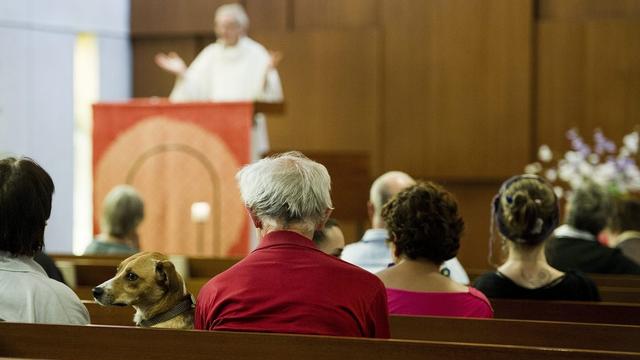 Selon les chiffres du recensement 2010, publiés par l'Office fédéral de la statistique (OFS), le nombre de fidèles des églises protestantes et catholiques a baissé d'environ 3% pour chacune. [Jean-Christophe Bott]