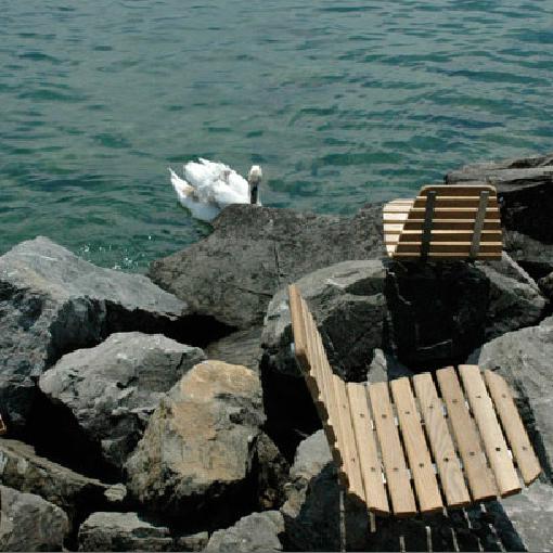 Les "cosses", douze chaises installées sur les rives imaginées par Pierre Decosterd. [Pierre Decosterd]