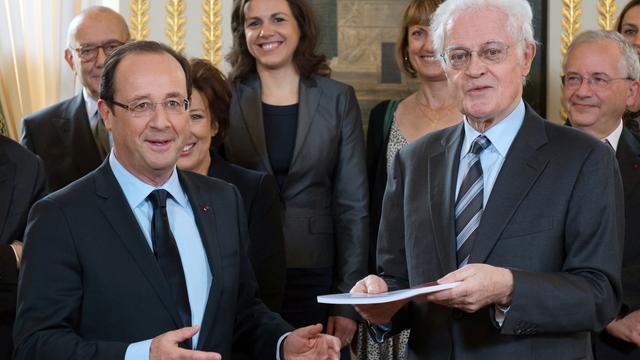 L'ancien Premier ministre Lionel Jospin remettant son rapport au président François Hollande. [Betrand Langlois]