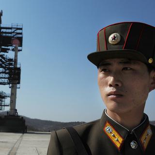 Un soldat nord-coréen, gardant la fusée Unha-3 au centre spatial de Tangachai.