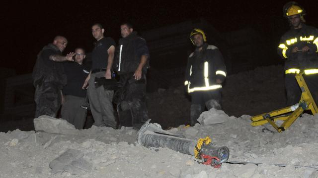 Tôt jeudi, secouristes et policiers israéliens sont intervenus sur les lieux de l'explosion d'une roquette à Eilat.