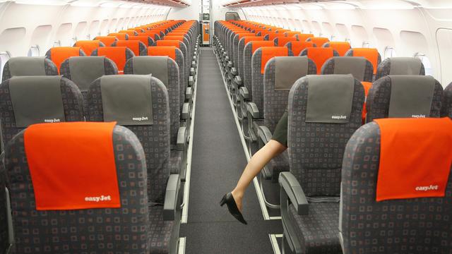 L'intérieur d'un Airbus 319 d'Easyjet, avec des sièges non numérotés. [Christian Charisius]
