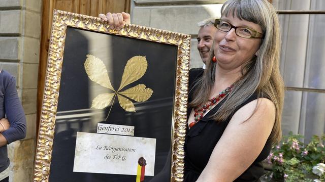 Michel Kuenzler pose en compagnie de son prix. [Martial Trezzini]