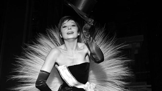 La danseuse française Zizi Jeanmaire, à l'Olympia à Paris en 1959. [Lipnitzki / Roger-Viollet]