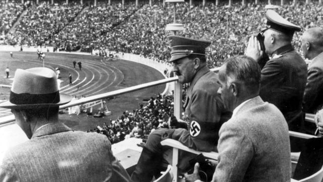 Berlin 1936: Hitler veut prouver la supériorité de la race aryenne, mais les quatre médailles d'or du Noir américain Jesse Owens viennent contredire ses théories... [AP]