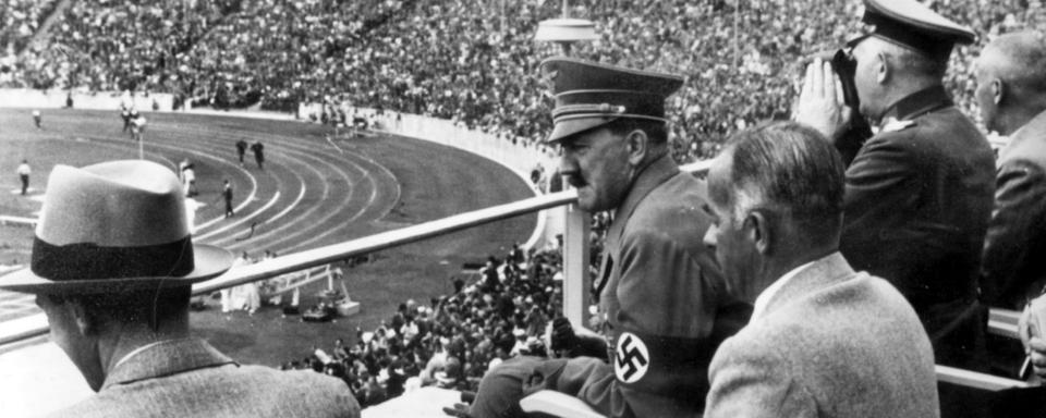 Berlin 1936: Hitler veut prouver la supériorité de la race aryenne, mais les quatre médailles d'or du Noir américain Jesse Owens viennent contredire ses théories... [AP]