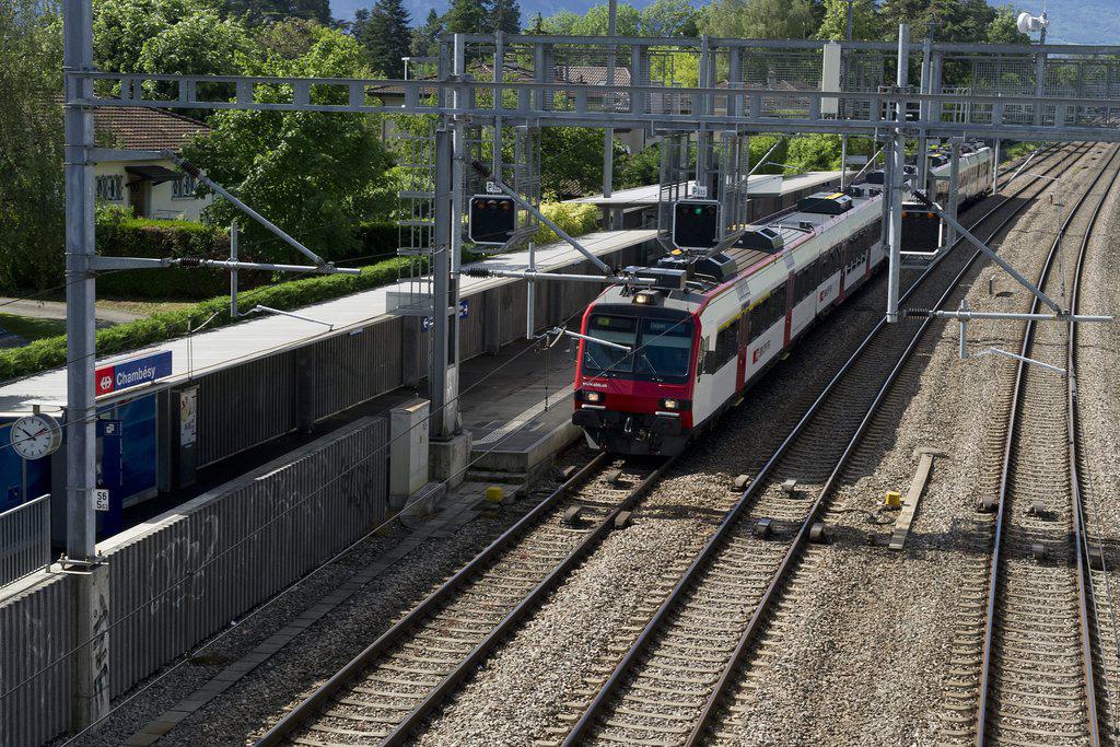 Dès 2016, les CFF passeront à la cadence du quart d'heure entre Genève et Coppet. [Jean-Christophe Bott]