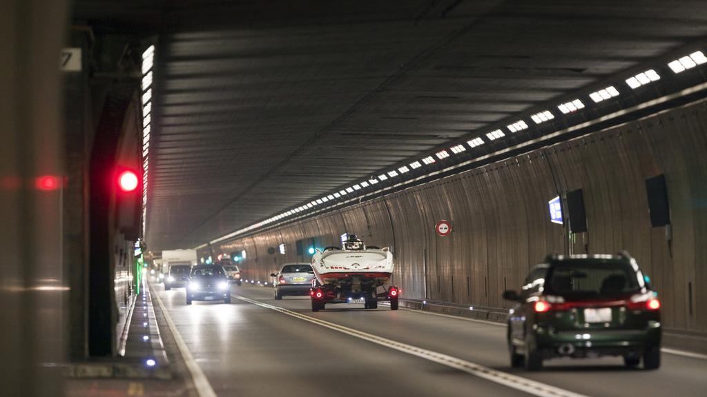 La construction d'un 2e tube au Gothard suscite de sérieuses craintes en Suisse romande. [Keystone - Martin Rütschi]