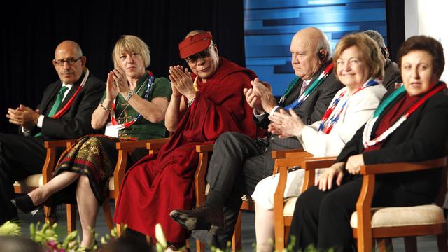 Sommet des prix Nobel de la Paix à Hiroshima en novembre 2010. De gauche à droite, six prix Nobel de la Paix: Mohammed El-Baradei, Jody Williams, le Dalai Lama, Frederik De Klerk, Mairead Corrigan et Shirin Ebadi. [REUTERS - � Kim Kyung Hoon / Reuters]