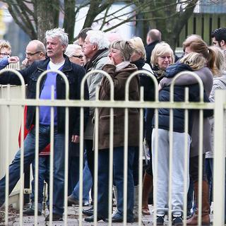 Les proches des victimes, réunies à Lommel, en Belgique, pour recevoir des informations au matin du 14 mars.